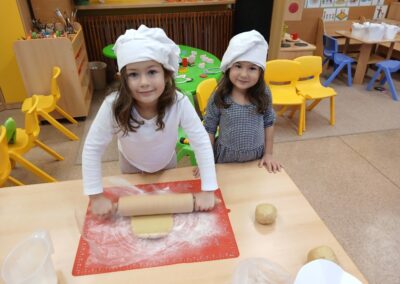 Pečení svatomartinských rohlíčků u Veverek